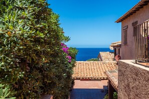 Property grounds - Holiday Home "Casa Carlotta in Costa Paradiso" with Garden & Sea View (Trinita' D'agultu e Vignola)