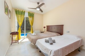 4 bedrooms, free WiFi, bed sheets - Villa "Elodia" with Garden, Terrace, Pool & Wi-Fi (Calonge)