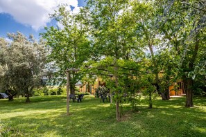 Property grounds - Agriturismo "Rosaspina - Apartment 3" with Shared Pool and Garden (Capalbio)