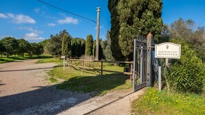 A rural road leading to a gated entrance with a sign reading 'Agriturismo Rosaspina.' - Agriturismo "Rosaspina - Apartment 3" with Shared Pool and Garden (Capalbio)