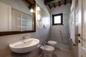 Douche, sèche-cheveux, serviettes fournies
