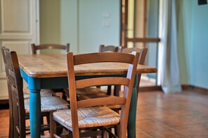 Dining - Farmhouse "Rosaspina - Appartamento 1" with Shared Garden & Shared Pool (Capalbio)