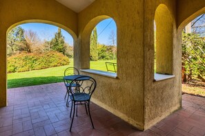 Outdoor dining - Farmhouse "Rosaspina - Appartamento 2" with Shared Pool & Shared Garden (Capalbio)