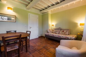 TV - Farmhouse "Rosaspina - Appartamento 2" with Shared Pool & Shared Garden (Capalbio)