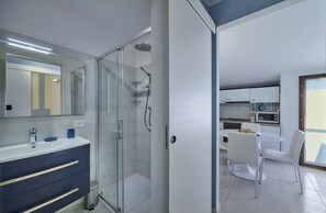 Dusche, Haartrockner, Handtücher