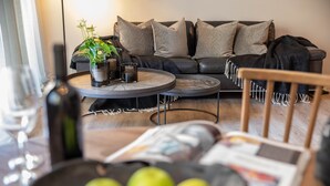Ein modernes Wohnzimmer mit einer Couch, einem Couchtisch und einer Zeitschrift.