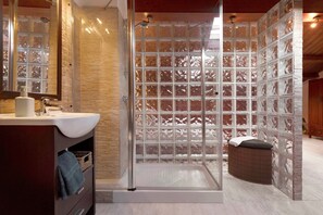 Baignoire, sèche-cheveux, serviettes fournies