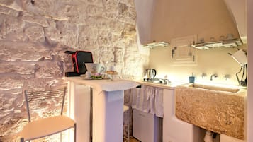 Fridge, stovetop, coffee/tea maker, electric kettle