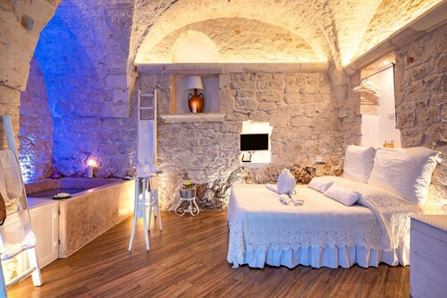 Apartment "Suite Nino - Ceglie Messapica" with Private Pool, Whirlpool & Wi-Fi