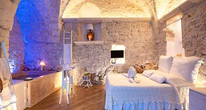 Apartment "Suite Nino - Ceglie Messapica" with Private Pool, Whirlpool & Wi-Fi