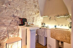 Een koelkast, een kookplaat, een koffiezetapparaat/waterkoker