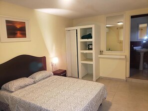 Dobbeltrom – deluxe | Minibar, safe på rommet, blendingsgardiner og strykejern/-brett