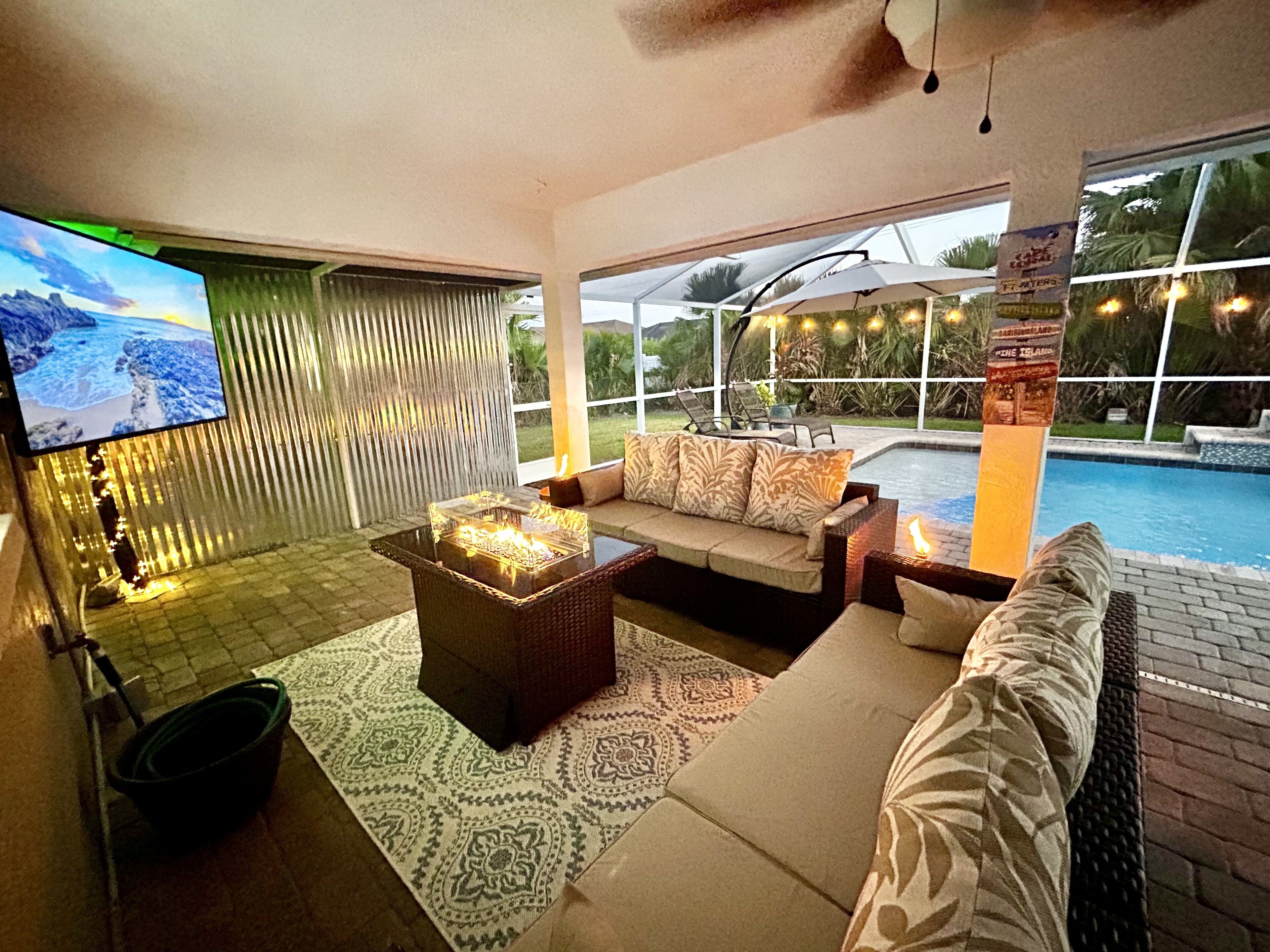 Una piscina al aire libre, una piscina climatizada