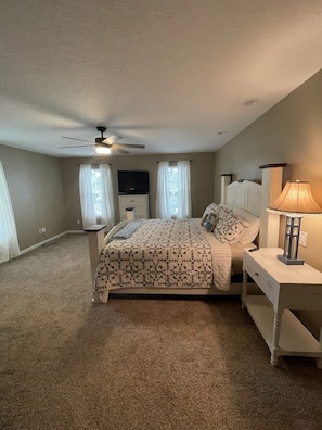 4 bedrooms, iron/ironing board, free WiFi, bed sheets - "Sunset Hideaway" Lakefront Weiss Lake with large private dock - boats welcome! (Centre)