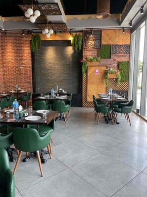 Dining - Cozy Haven retreat resort lifestyle retreat in coveted Midtown Community
(Dubai)