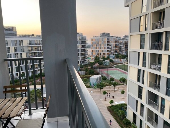 Outdoor dining - Cozy Haven retreat resort lifestyle retreat in coveted Midtown Community
(Dubai)