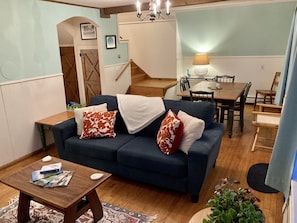 Smart-TV, Kamin, DVD-Player, Bücher