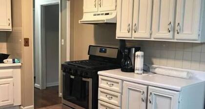 Charming bungalow in quiet neighborhood inside 285