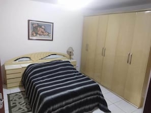 Appartamento | 2 camere, una scrivania, postazione laptop, tende oscuranti