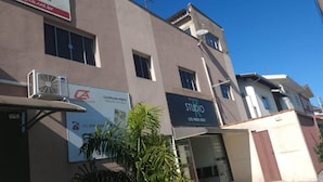 Un edificio con un letrero que indica 'Certificado Digital' y 'STUDIO', junto con números de contacto.