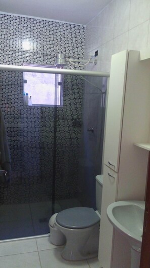 Apartamento | Baño | Cabezal de ducha tipo lluvia y toallas