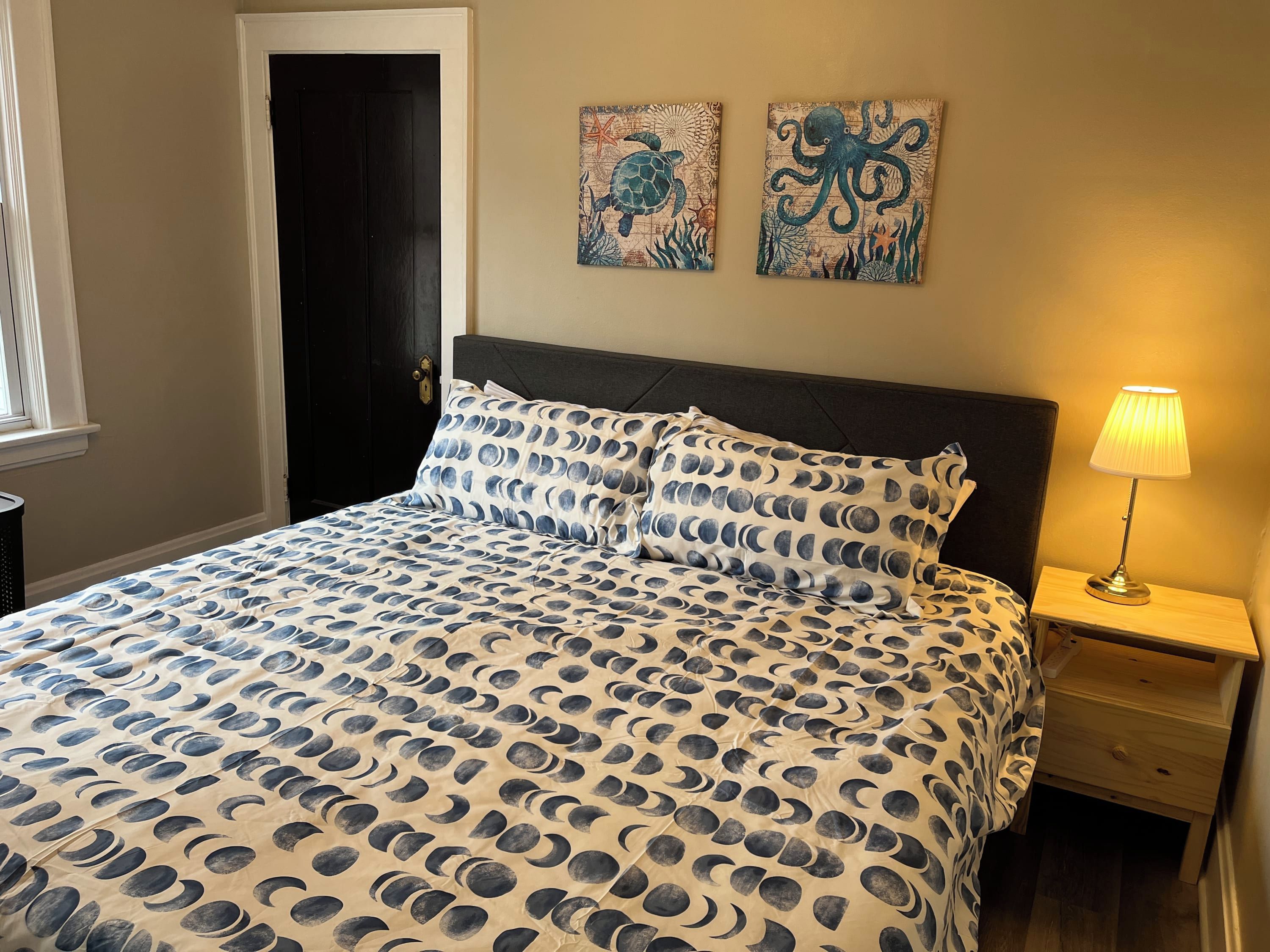 2 bedrooms, desk, iron/ironing board, WiFi