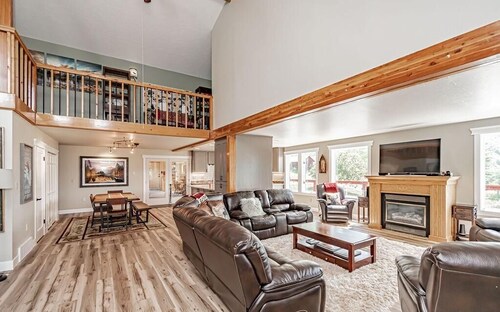 Cabin With Room for Everyone