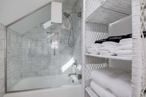 Secadora de cabello, toallas, jabón, shampoo 