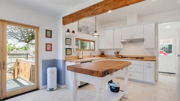 Geladeira, micro-ondas, fogão, cooktop