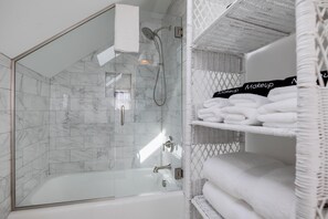 Sèche-cheveux, serviettes fournies