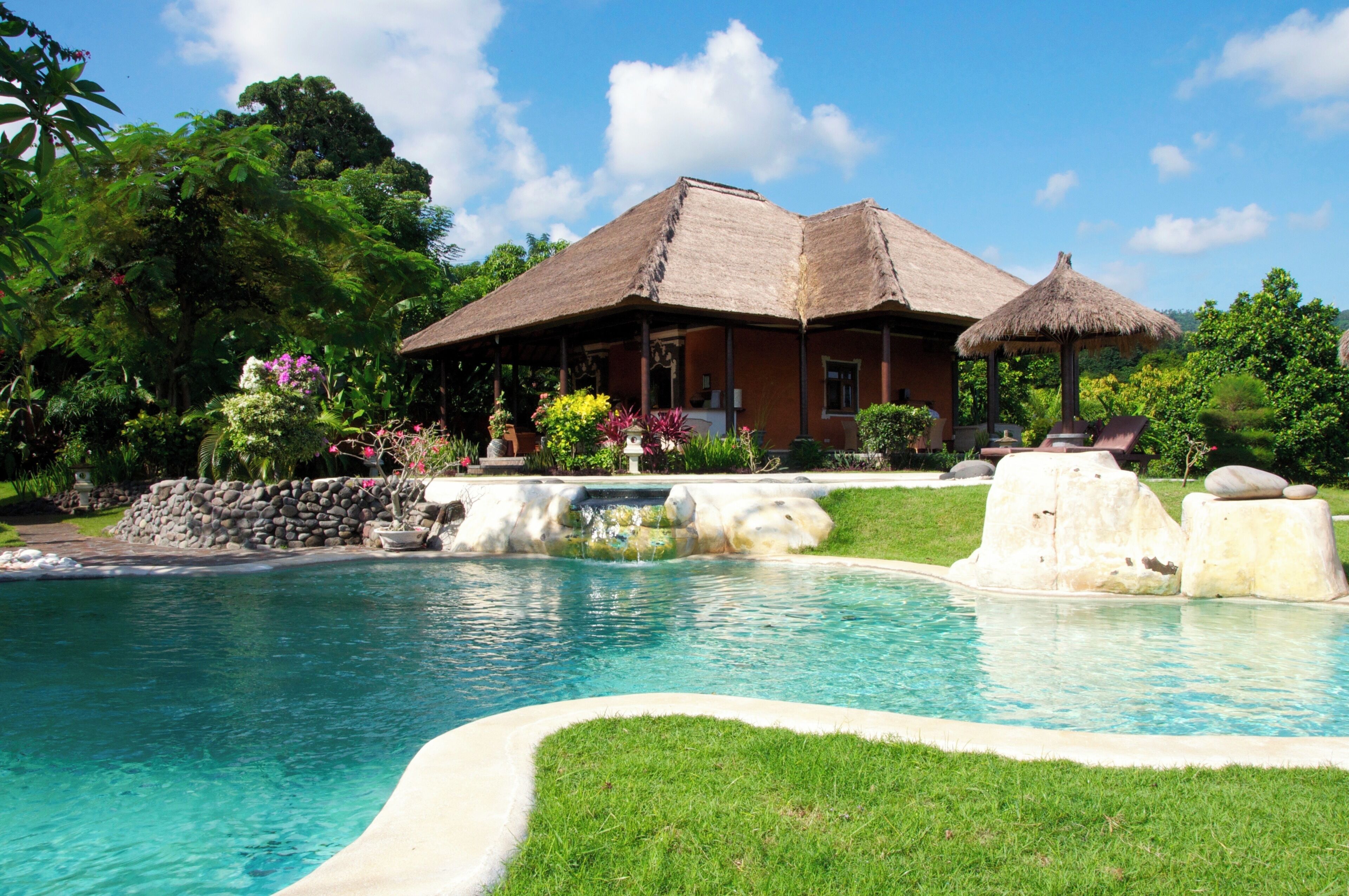 Una piscina al aire libre