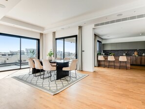 Lejlighed - 4 soveværelser - balkon - byudsigt | Spisestue