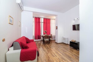Apartment, 2 Bedrooms, Accessible, Balcony | Living area