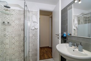 Apartment, 2 Bedrooms, Accessible, Balcony | Bathroom