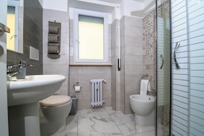 Appartement, 2 chambres, accessible aux personnes à mobilité réduite, balcon | Salle de bain