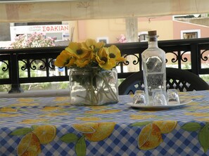 아파트, 침실 2개, 발코니, 산 전망 | 발코니