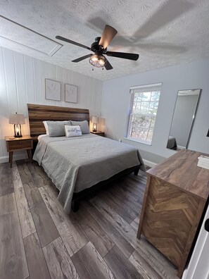 3 habitaciones, escritorio y tabla de planchar con plancha