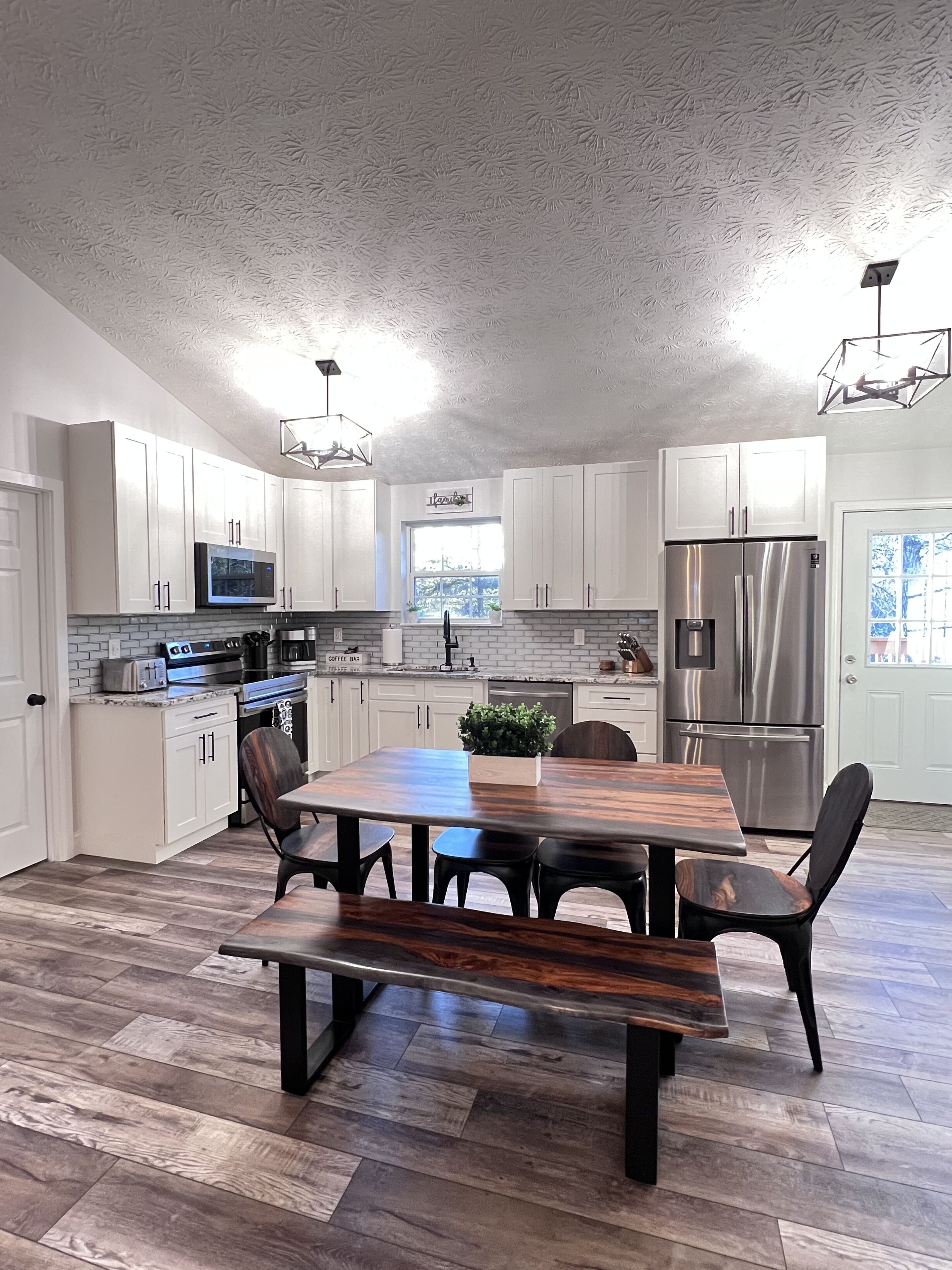 Refrigerador, microondas, horno y parrilla de estufa 