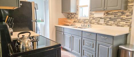 Een koelkast, een microgolfoven, een oven, een kookplaat