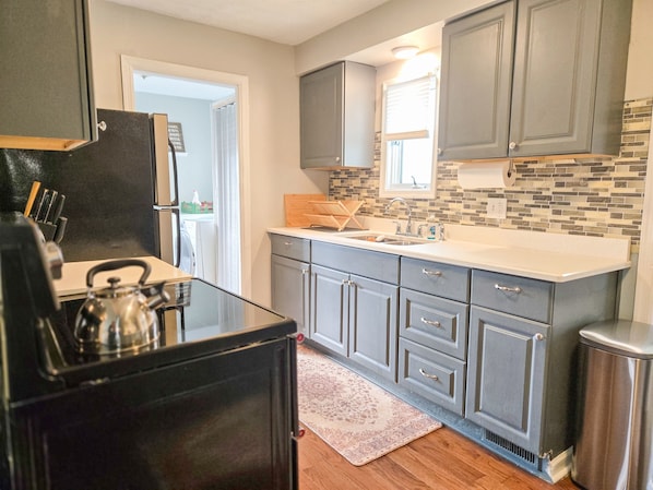 Fridge, microwave, oven, stovetop - Bright & Cozy CLE Spot  Near Stadiums & Downtown (Cleveland)