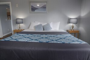 3 bedrooms, iron/ironing board, WiFi, bed sheets - NICE New Kitchen, King Bed, Fenced Yard, 2 baths, Close to Airport & Downtown (Cleveland)