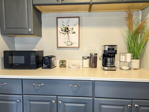 Interior - Bright & Cozy CLE Spot  Near Stadiums & Downtown (Cleveland)