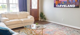 NICE New Kitchen, King Bed, Fenced Yard, 2 baths, Close to Airport & Downtown