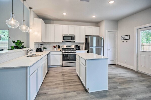 Fridge, microwave, stovetop, dishwasher