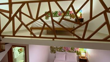 Ropa de cama de alta calidad y caja de seguridad en la habitación