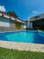 Una piscina al aire libre