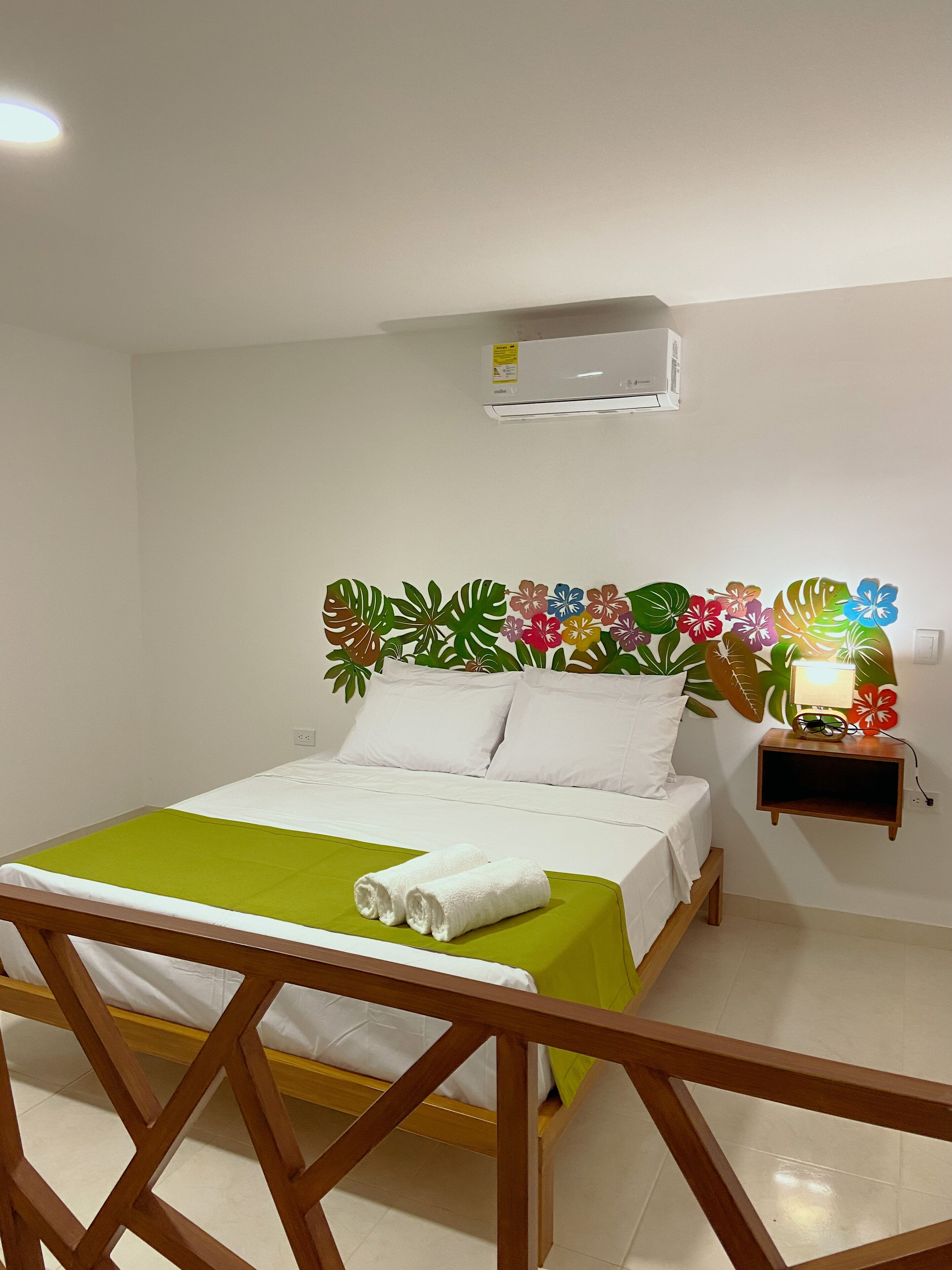 Ropa de cama de alta calidad y caja de seguridad en la habitación 