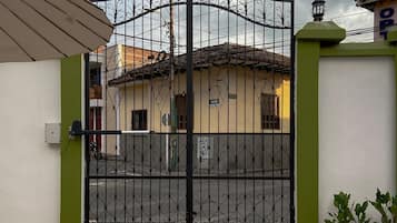 Vista frontal de la propiedad