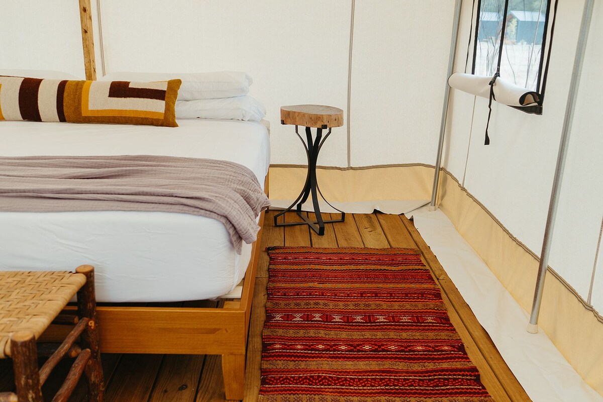 Tienda, 1 cama de matrimonio grande, acceso a la piscina, vistas al jardín | Ropa de cama