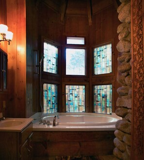 Honeymoon Room | Bathroom | Shower, free toiletries, hair dryer, towels - Silver Pines Lodge (Idyllwild)